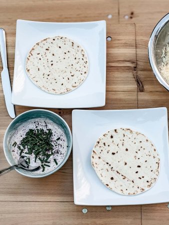 Rezept Foto von den Fajitas. Das Foto zeigt die Zutaten und die bereitstehenden Wraps für die Füllung.