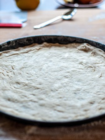 Rezept Foto Holzofenpizza Schritt für Schritt im Holzofen backen. Das Foto zeigt zwei Pizzableche die mit Pizzateig gefüllt und bereit für den Sugo sind.