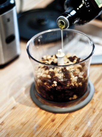 Rezept Foto vom Roten Pesto. Das Foto zeigt wie Katharina gerade Öl in den Mixer gibt, damit anschließend alle Zutaten zum Roten Pesto werden.