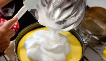 Eine Detailaufnahme beim Rühren und Vermischen der Sahne mit dem Vanillepudding vom Rezept: Russischer Zupfkuchen.