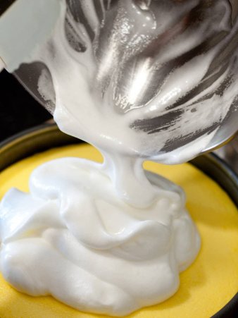 Eine Detailaufnahme beim Rühren und Vermischen der Sahne mit dem Vanillepudding vom Rezept: Russischer Zupfkuchen.