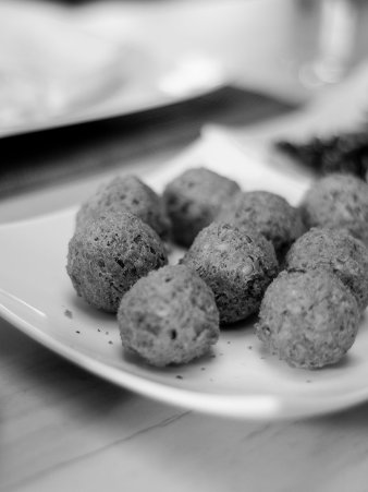 Rezept Foto von den selbstgemachten Falaffeln. Frittierte Falaffelbällchen angerichtet auf einem Teller.