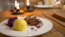 Rezept Foto Barbarbie Entenbrust angerichtet auf einem weihnachtlich dekoriertem Teller.