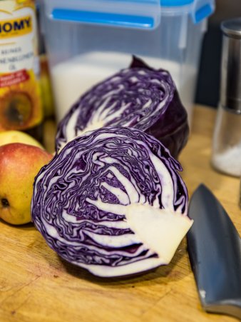 Rezept Foto vom Altammerthaler Nussecken. Das Foto die frisch bestrichenen Nussecken, die auf einem Silbertablett darauf warten, gegessen zu werden.
