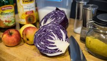 Rezept Foto vom Altammerthaler Nussecken. Das Foto die frisch bestrichenen Nussecken, die auf einem Silbertablett darauf warten, gegessen zu werden.