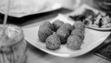 Rezept Foto von den selbstgemachten Falaffeln. Frittierte Falaffelbällchen angerichtet auf einem Teller.