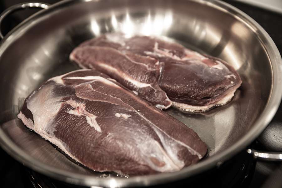 Rezept Foto der Entenbrust in der Edelstahlpfanne.