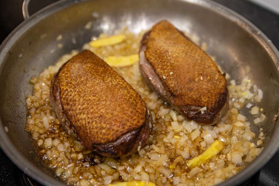Rezept Foto der Entenbrüste die scharf angebraten in der Pfanne schmoren.