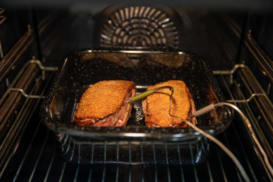 Rezept Foto der Barbarie Ente im Ofen mit Bratenthermometer.