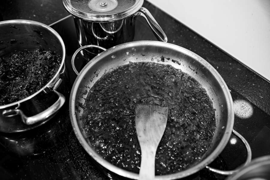 Rezept Foto der Glühweinsauce die langsam einreduziert.