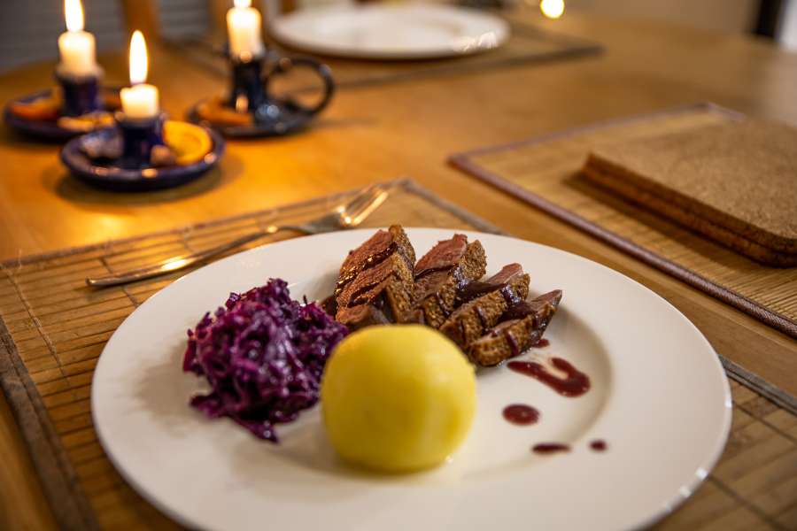 Rezept Foto der angerichteten Barbarie Entenbrust mit traditionellem Blaukraut und einem Kartoffelknödel.