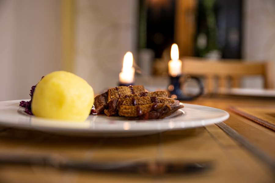 Detailansicht Rezept Foto der angerichteten Barbarie Entenbrust mit traditionellem Blaukraut und einem Kartoffelknödel.
