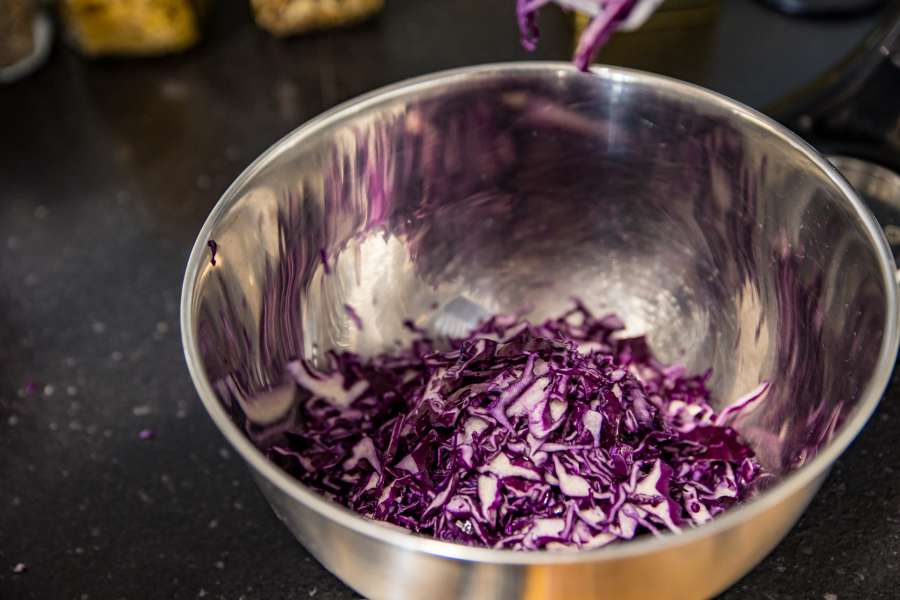 Detail Bild von den Blaukraut Streifen die aus der Küchenmaschine gekommen sind.