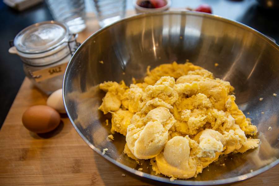 Rezept Foto Dotsch. Die Kartoffelmasse wurde entwässert und liegt mit den übrigen Zutaten zum Vermengen bereit.