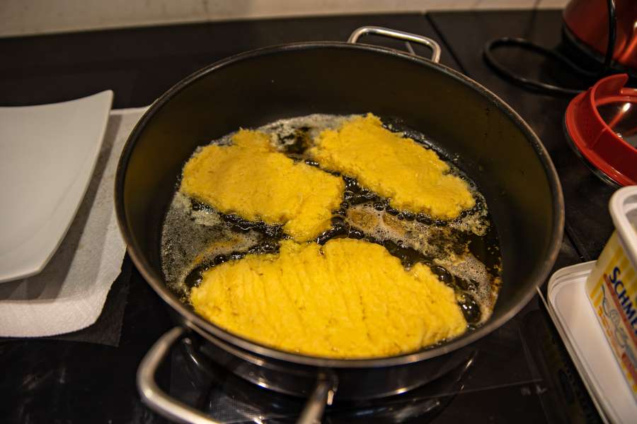 Rezept Foto Reiberdatschi der gerade in der Pfanne mit viel Butterschmalz vor sich hinbruzzelt. Bald wird er fertig sein.