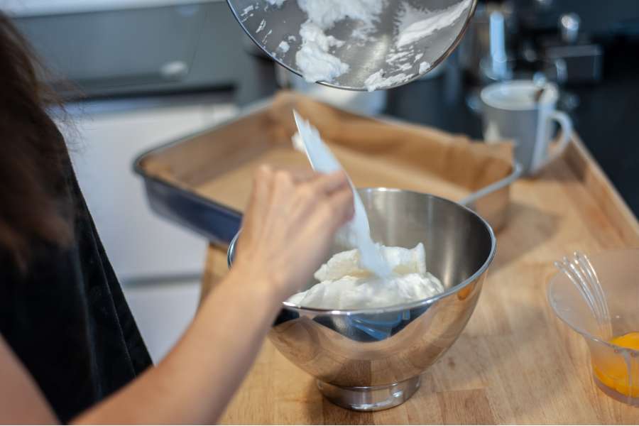 Rezept Foto Eierlikör Tiramisu. Der Eischnee wurde richtig steif geschlagen und beiseite gestellt.