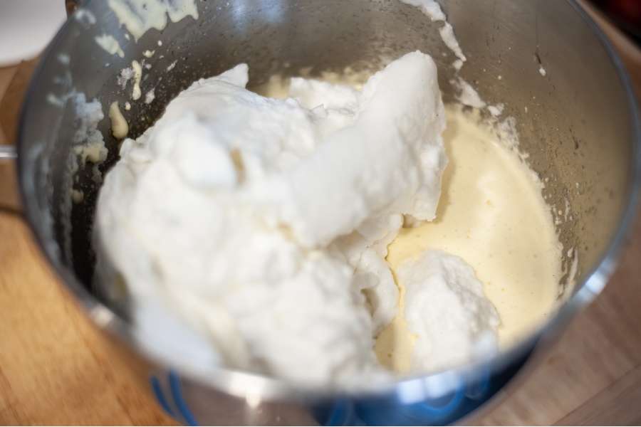 Rezept Foto Eierlikör Tiramisu. Der Eischnee wird langsam und vorsichtig unter die Masse gehoben, nicht gerührt.