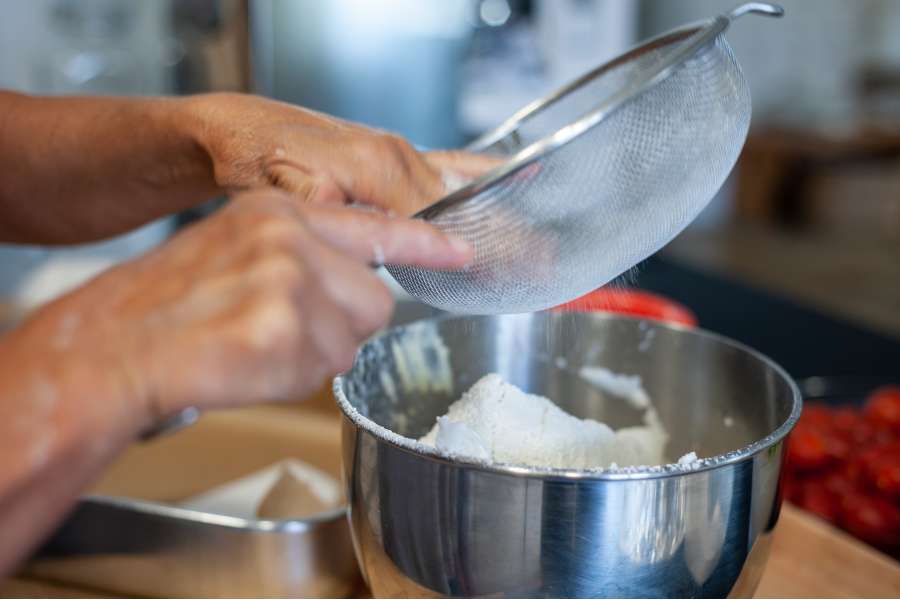 Rezept Foto Eierlikör Tiramisu. Das Mehr wird in einem Sieb langsam über die Masse gestreut, damit keine Klumpen entstehen.