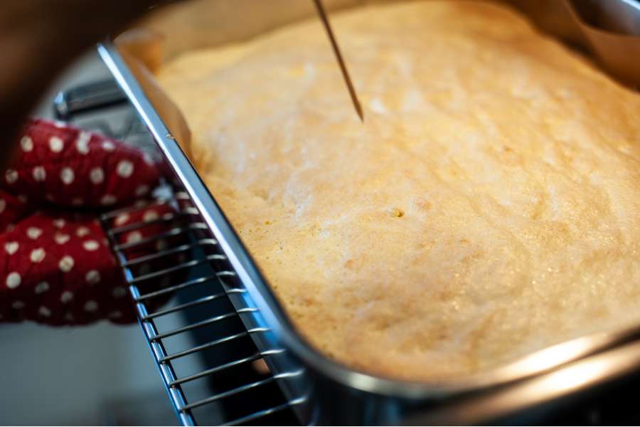 Rezept Foto Eierlikör Tiramisu. Der Biskuitboden ist seit mehreren Minuten im Ofen und die Oberfläche langsam braun. Mit einem Schaschlickstäbchen wird die Masse getestet. Sticht man hinein und es bleibt kein Teig hängen, ist der Biskuitboden fertig.