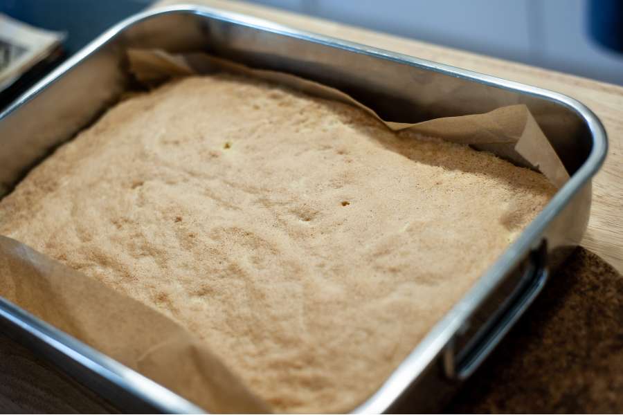 Rezept Foto Eierlikör Tiramisu. Der fertige Biskuitboden ist goldbraun und homogen.