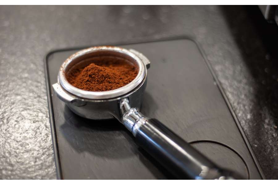 Rezept Foto Eierlikör Tiramisu. Foto vom Siebträger in dem bereits das Kaffeemehl verteilt wurde und darauf wartet in die Siebträgermaschine zu kommen.
