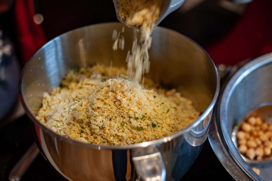 Rezept Foto Falaffel. Die Kichererbsen werden gerade durch die Kartoffelreibe gedreht.