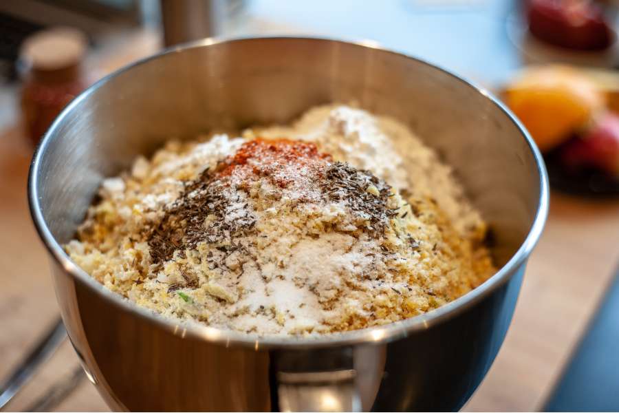 Rezept Foto Falaffelbällchen. Kichererbsenmasse mit allen Gewürzen.