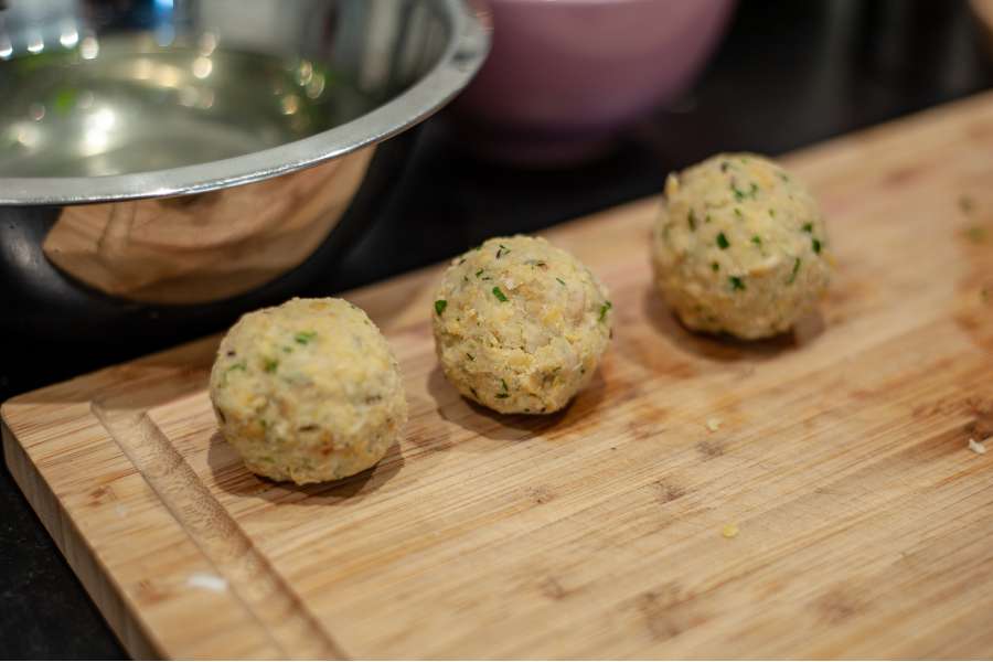 Rezept Foto Falaffel. Gerollte Falaffelteiglinge auf dem Küchenbrett.