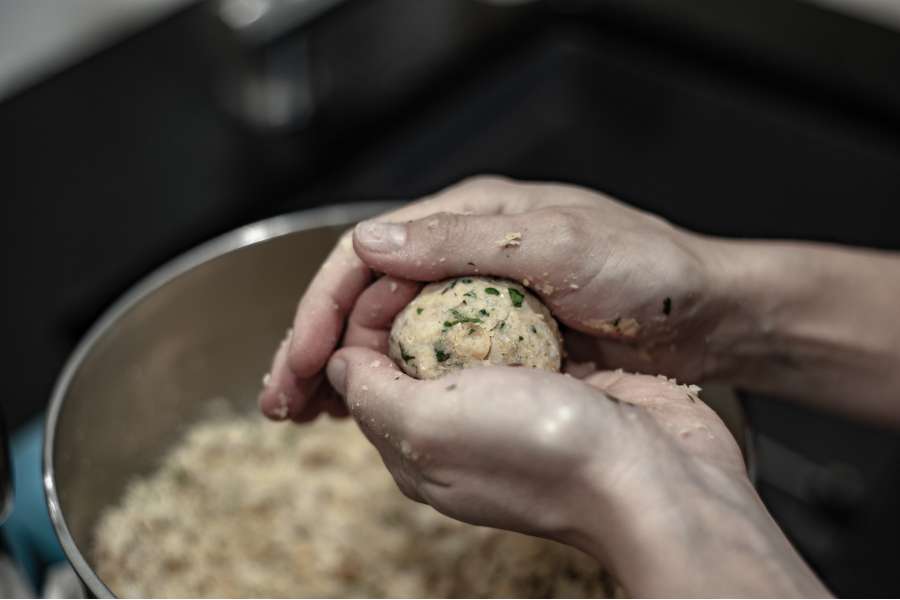 Rezept Foto Falaffel. Katharina rollt gerade die Teiglinge mit den Händen.