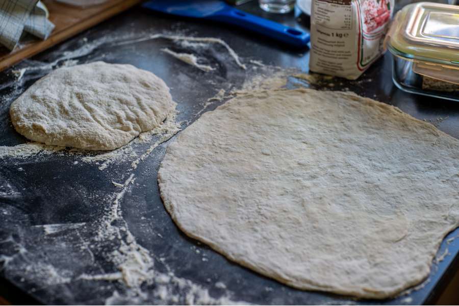 Rezept Foto Flammkuchen Teig ausrollen