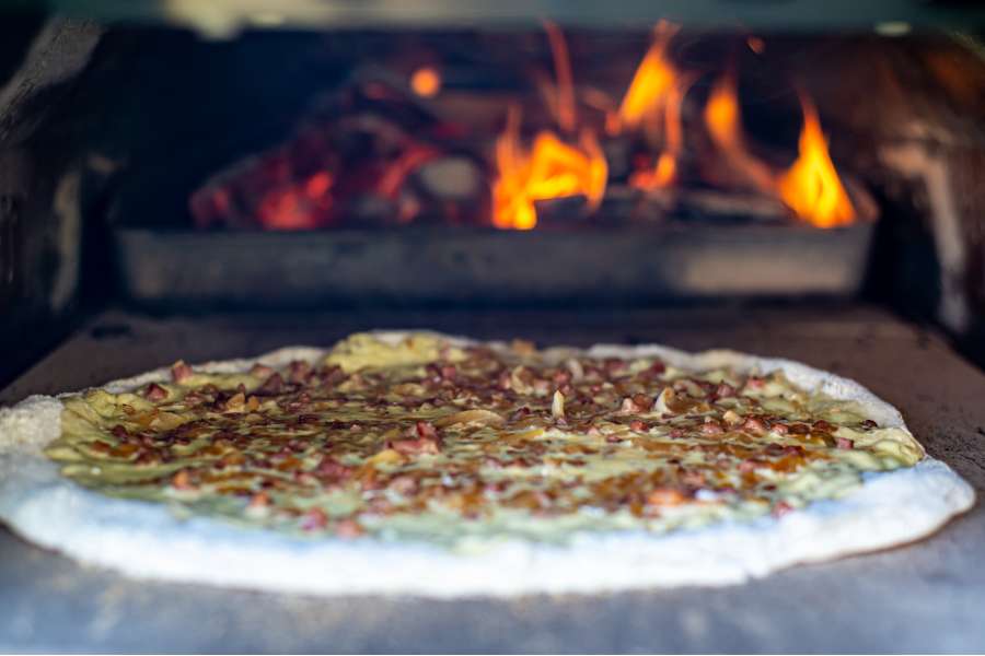 Rezept Foto Flammkuchen Teig im Holzofen