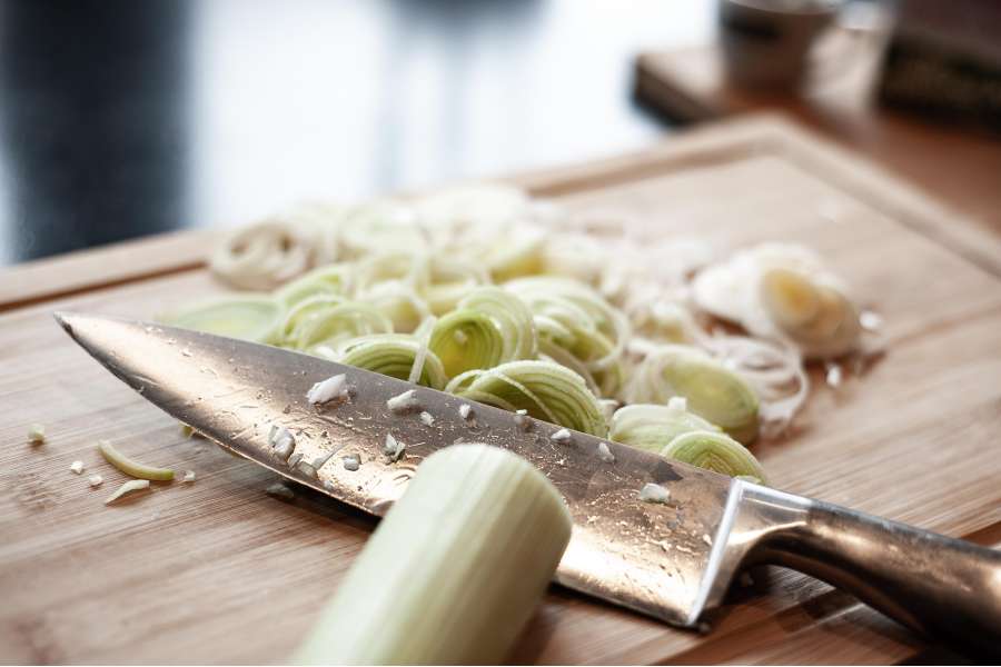 Rezept Foto Lauchzwiebelkuchen backen und genießen. Der Lauch wurde in der Zwischenzeit in dünne Ringe geschnitten.