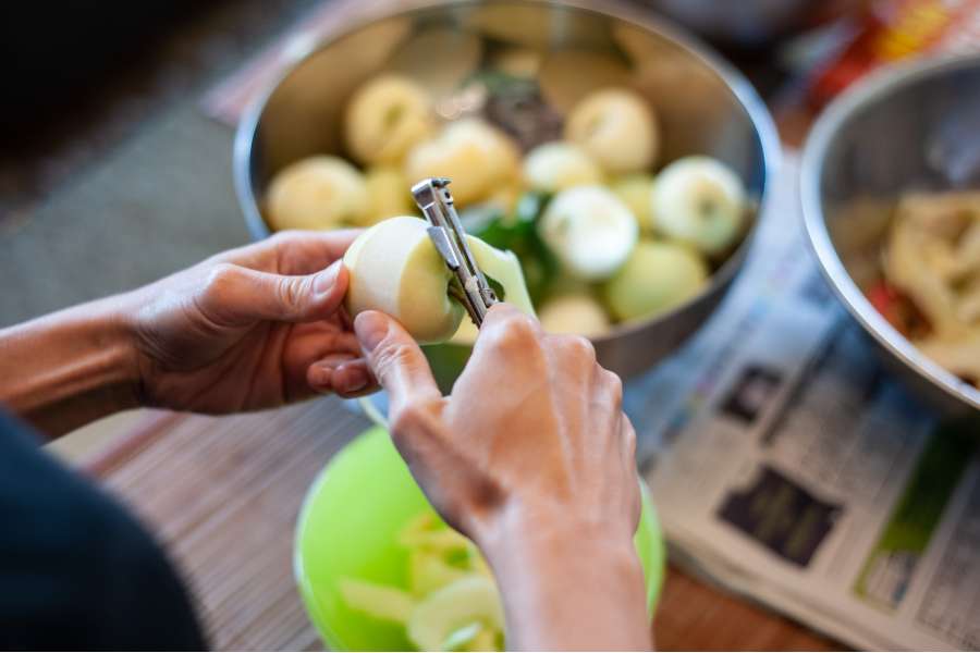 Rezept Foto Oberpfälzer Milchrahm Apfelstrudel. Katharina schält die Kornäpfel für den Milchrahmstrudel.