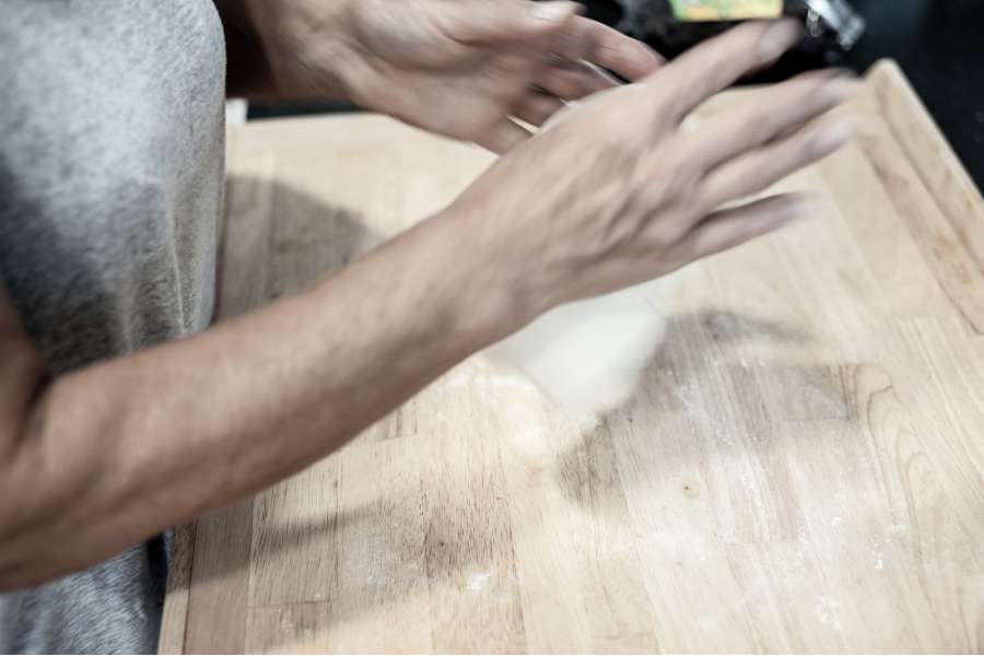 Rezept Foto Oberpfälzer Milchrahm Apfelstrudel. Mama Siglinde knetet den Teig nachdem rühren mit den Händen und wirft ihn immer wieder auf das Schneidebrett.