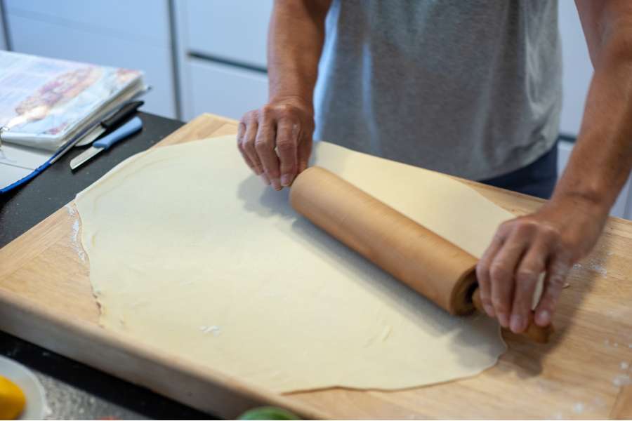 Rezept Foto Oberpfälzer Milchrahm Apfelstrudel. Mama Siglinde rollt den Teig mit einem Nudelholz ganz dünn aus.
