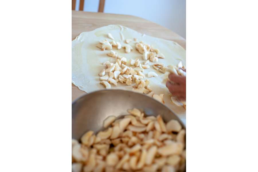 Rezept Foto Oberpfälzer Milchrahm Apfelstrudel. Die Äpfel kommen ganz frisch aus der Schüssel in den Teig.