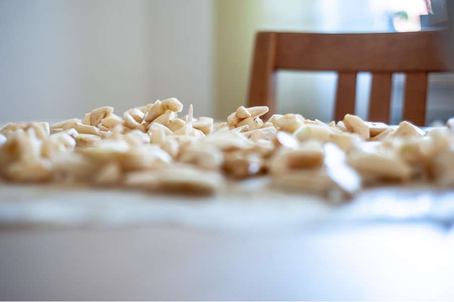 Rezept Foto Oberpfälzer Milchrahm Apfelstrudel. Seitenansicht des befüllten Studels.