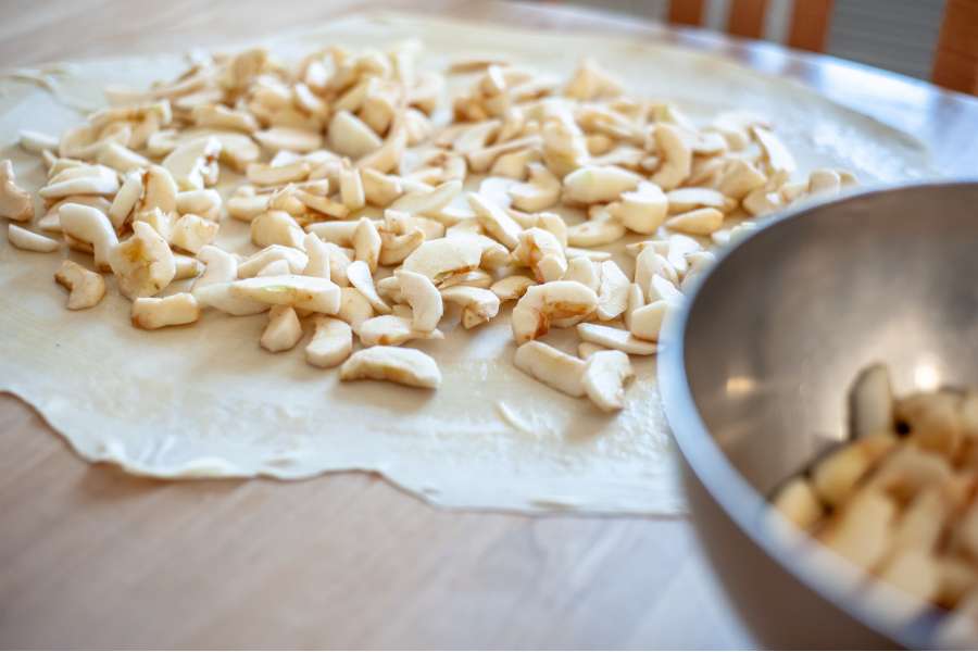 Rezept Foto Oberpfälzer Milchrahm Apfelstrudel. Kornapfel und Edelstahlschüssel auf dem Esstisch.