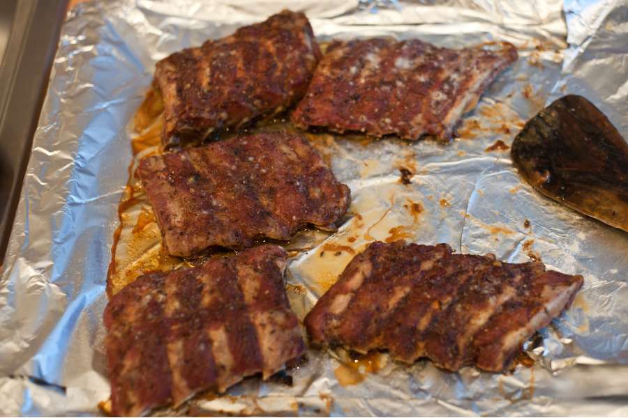 Rezept Foto Bayerischer Schweinebraten in der Kümmelbiersoße. Die Schweinerippchen wurden auf einem separaten Backblech knusprig braut gebraten.