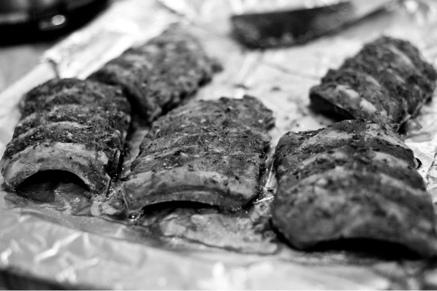 Rezept Foto Bayerischer Schweinebraten in der Kümmelbiersoße. Die Schweinerippchen wurden auf einem separaten Backblech knusprig braut gebraten - schwarz weiß Aufnahme des vorherigen Bildes.