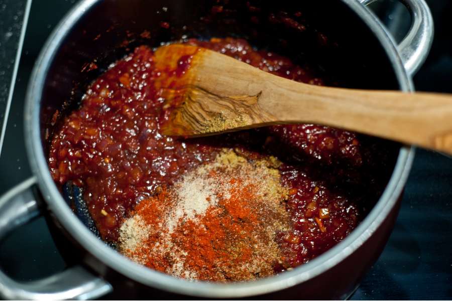 Rezept Foto BBQ Barbecue Bier Sauce. Nachdem die Tomaten glasiert sind kommen die restlichen Gewürze dazu und die Paste wird angebruzzelt.
