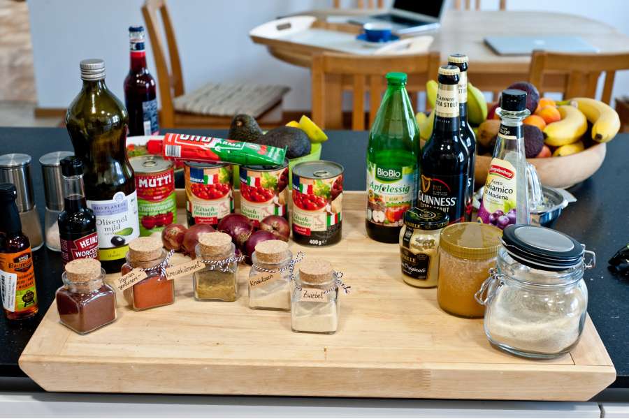 Rezept Foto BBQ Barbecue Bier Sauce. Übersicht aller verwendeter Zutaten. Insgesamt beläuft es sich auf über 20 Zutaten, die für diese wahnsinnig gute Barbecue Sauce gebraucht werden.