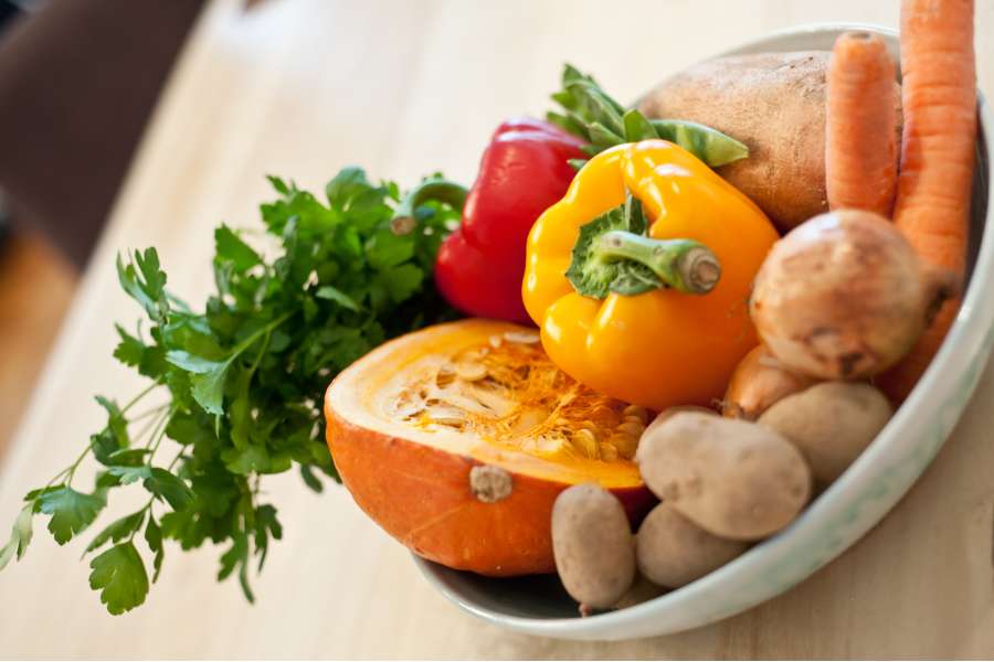 Rezept Foto Buntes Garten Ofengemüse. Seitenansicht des frischen Gartengemüse.