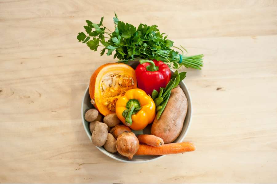 Rezept Foto Buntes Garten Ofengemüse. Draufsicht des frischen Gartengemüse.