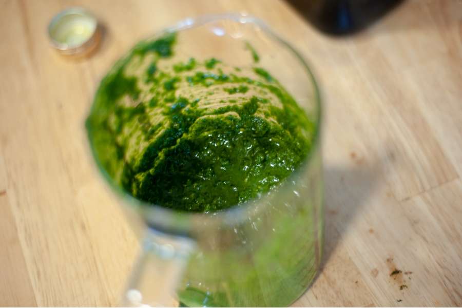 Rezept Foto Kräuter und Garten Pesto. Messbecher mit den verschiedenen Zutaten darin.