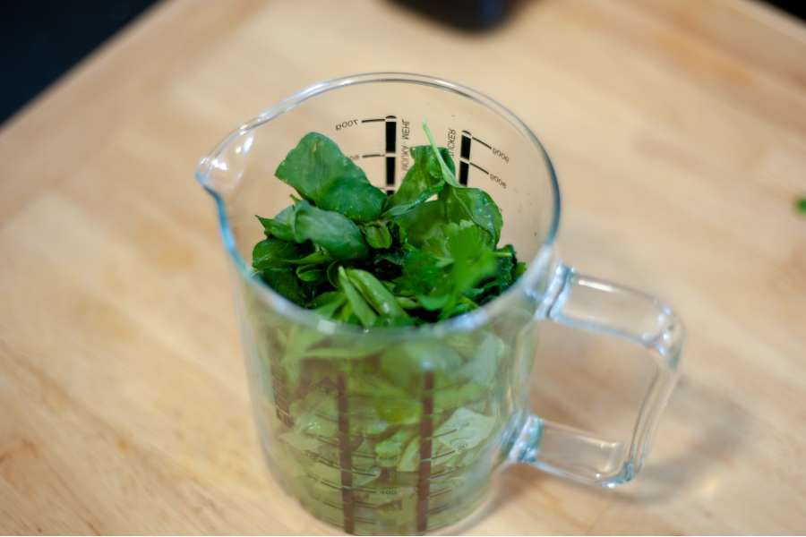Rezept Foto Kräuter und Garten Pesto. Die Kräuter werden in den Messbecher gegeben.