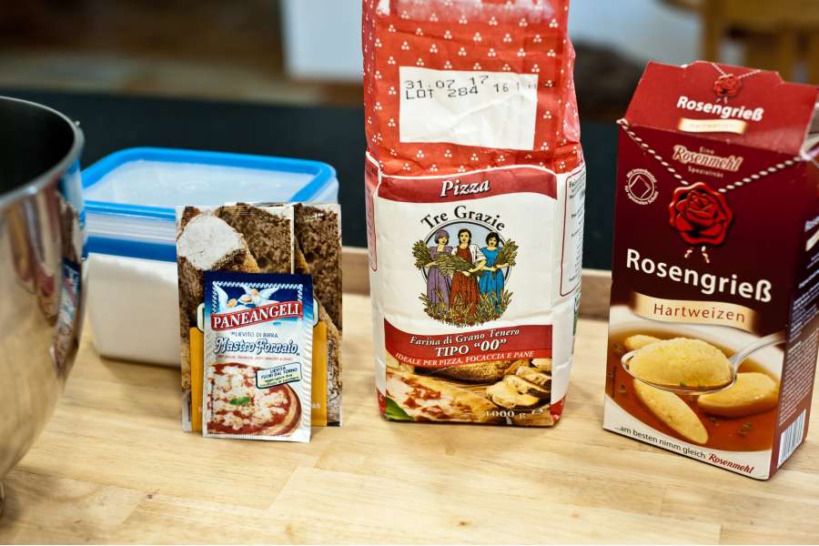 Rezept Foto Grillpizza und Ofenpizza Italien. Ansicht der Zutaten für die Grillpizza.