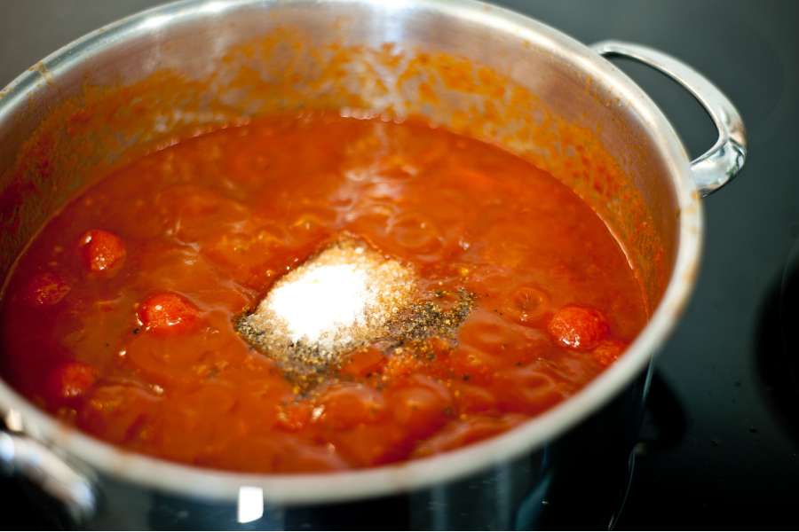 Rezept Foto Grillpizza und Ofenpizza Italien. Die Gewürze wie Salz und Pfeffer kommen zum Sugo in den Topf.