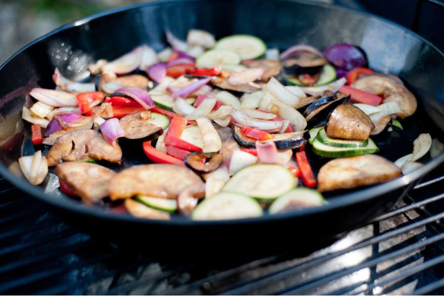 Rezept Foto Grillpizza und Ofenpizza Italien. Das Grillgemüse liegt nun auf dem Grill und wird scharf angebraten.