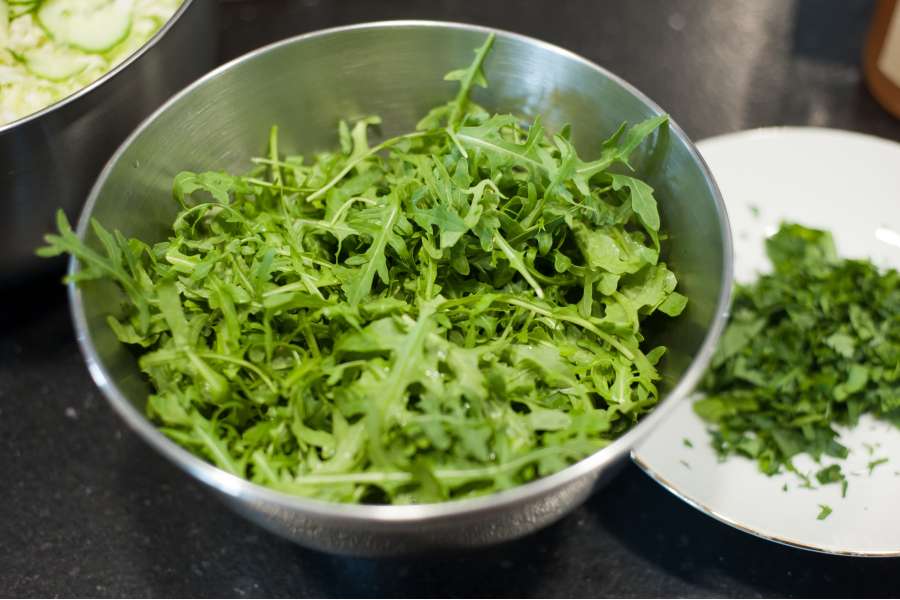 Rezept Foto Grillpizza und Ofenpizza Italien. Frischer Ruccola wird gewachen und kommt nach dem Backen auf die Pizzen.